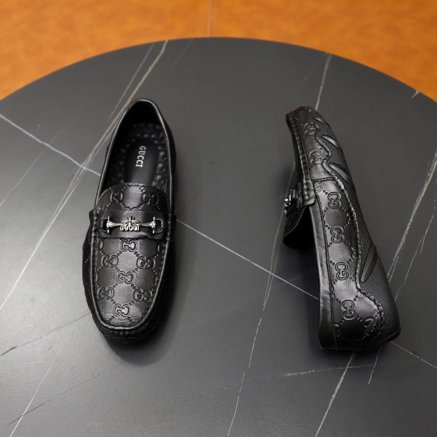 Ex-factory price: 400💰🙅‍♂️🙅‍♂️🙅‍♂️ Brand: Gucci GuCCI Standard code: Men's code 38-44 (45 can be customized) Grade: Same as the official website Material: Original leather stitching and hand stitching Comfortable and wear-resistant outsole Style category: Men's fashionable casual slip-on shoes Distinguished big-name luxury elements Top luxury Color: Color of the actual picture
